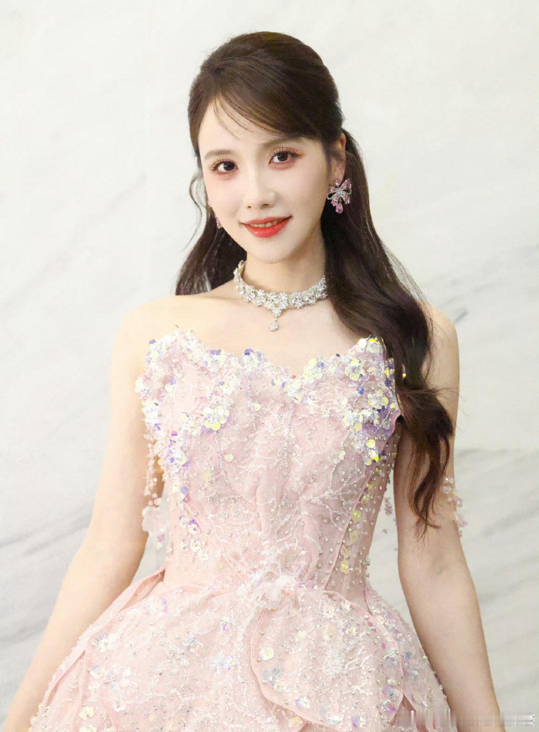 歌手直播尤长靖合伙人谭薇歌手2026歌手2026阵容更新！尤长靖的音乐合伙人是谭