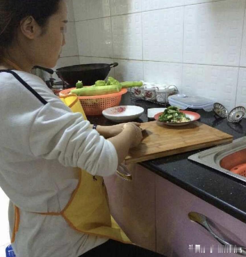 昨天，回婆家做饭，总算硬气了一次，以前做饭，婆婆总让我关厨房门，可没一会就热的要