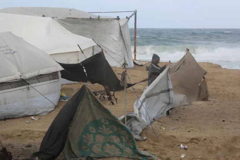 加沙民防：我们无法响应所有求助 加沙民防部门表示，帐篷尚未被允许进入加沙地带，并