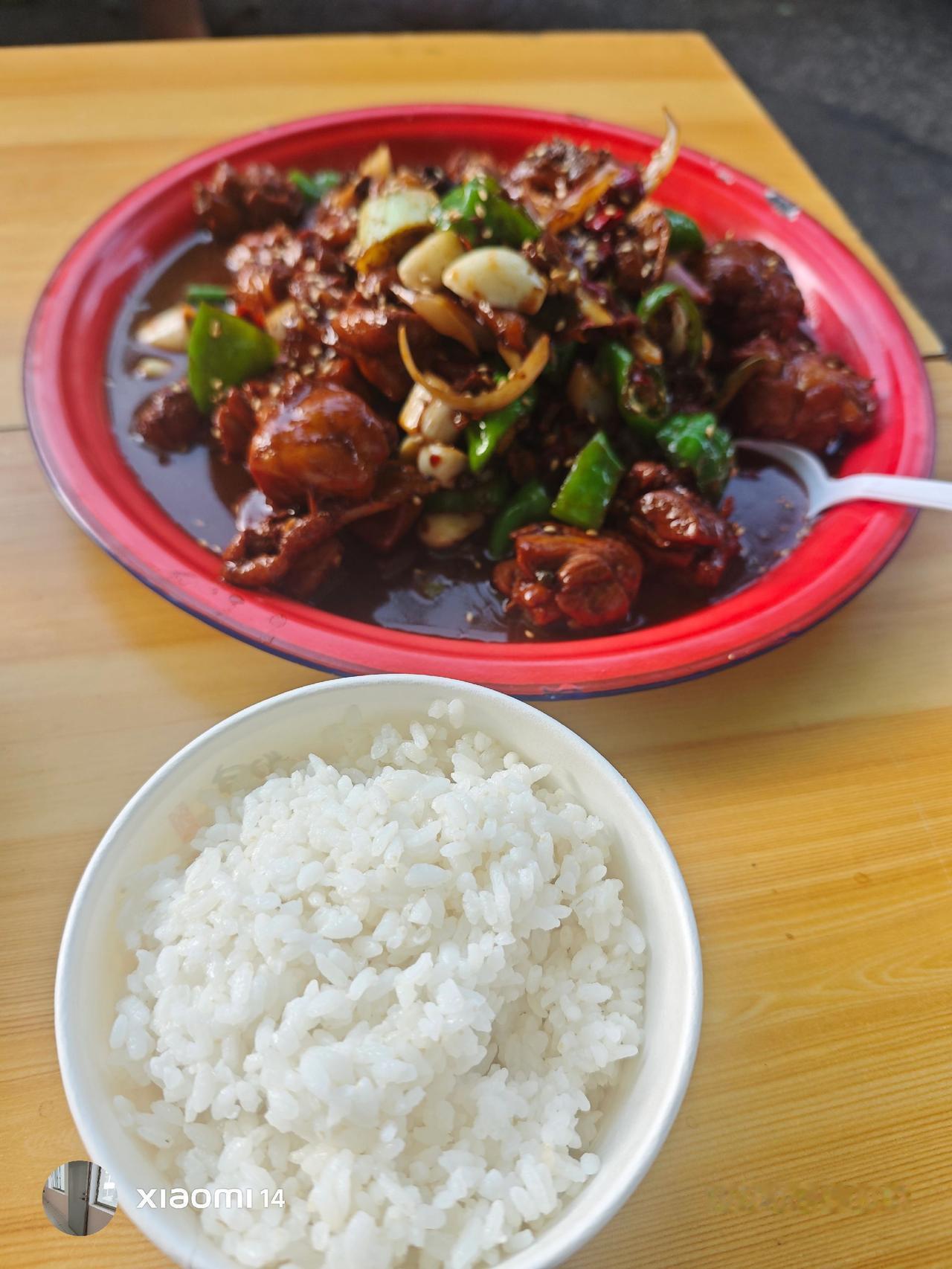 今天试了临沂炒鸡，味道其实还不错～不过有点小遗憾：老板这只有米饭，不提供馒头或面