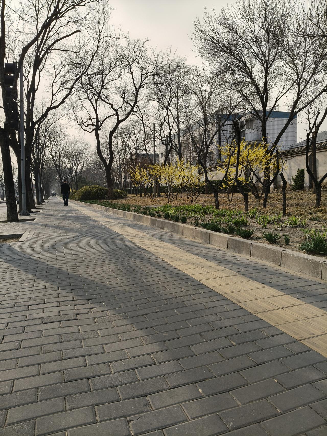 上联：小路清风过，求下联天空雷轰鸣！