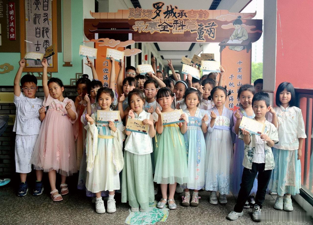 网红秀水街走进宁波各校期末试卷 近期，宁波网红老街秀水街成为多所学校期末试题素材