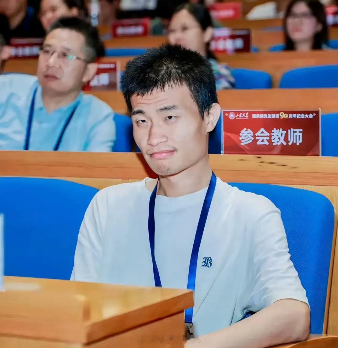 韦东奕正式获聘北大长聘副教授韦神是不是北大最年轻的副教授啊？