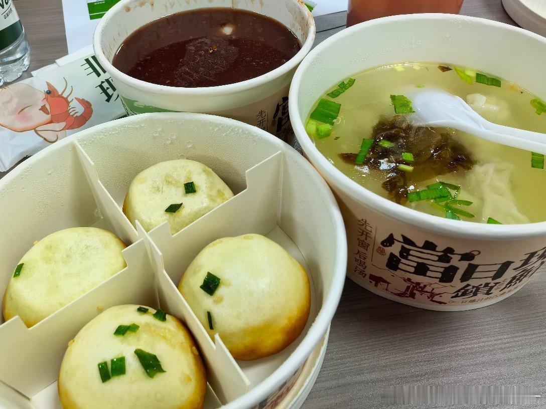 本人非常罕见地在公司吃午饭 