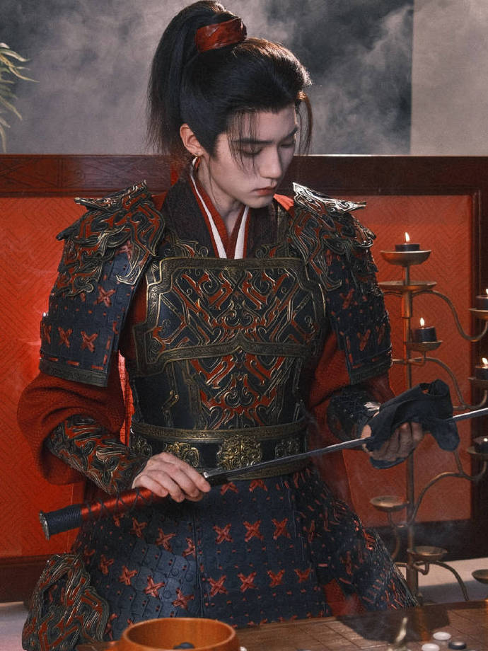 周翊然这个耳钉简直神来之笔 这个耳钉真的是点睛之笔！眉骨锋利眼神倔，满身伤痕也不
