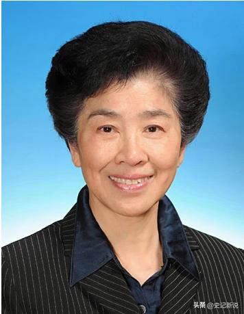 泪目！81岁女院士在央视镜头下“出尽洋相”，当主持人撒贝宁捡起地上的黑色碎屑时，