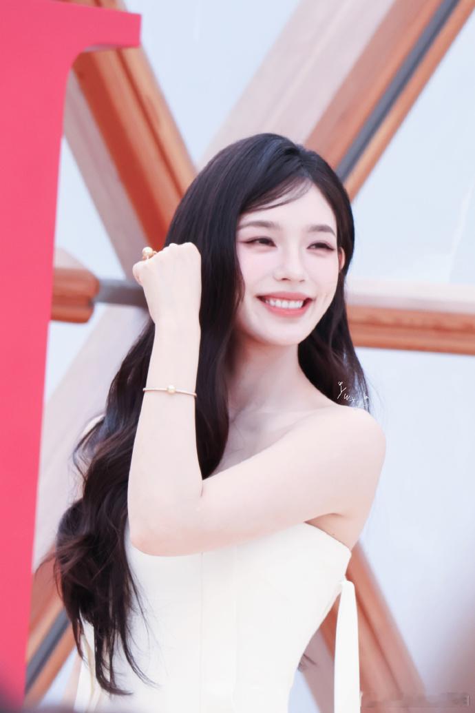 林允小猫撒娇 林允小猫撒娇，真的让人无法拒绝呀，如果有这样的林允在我的面前撒娇的