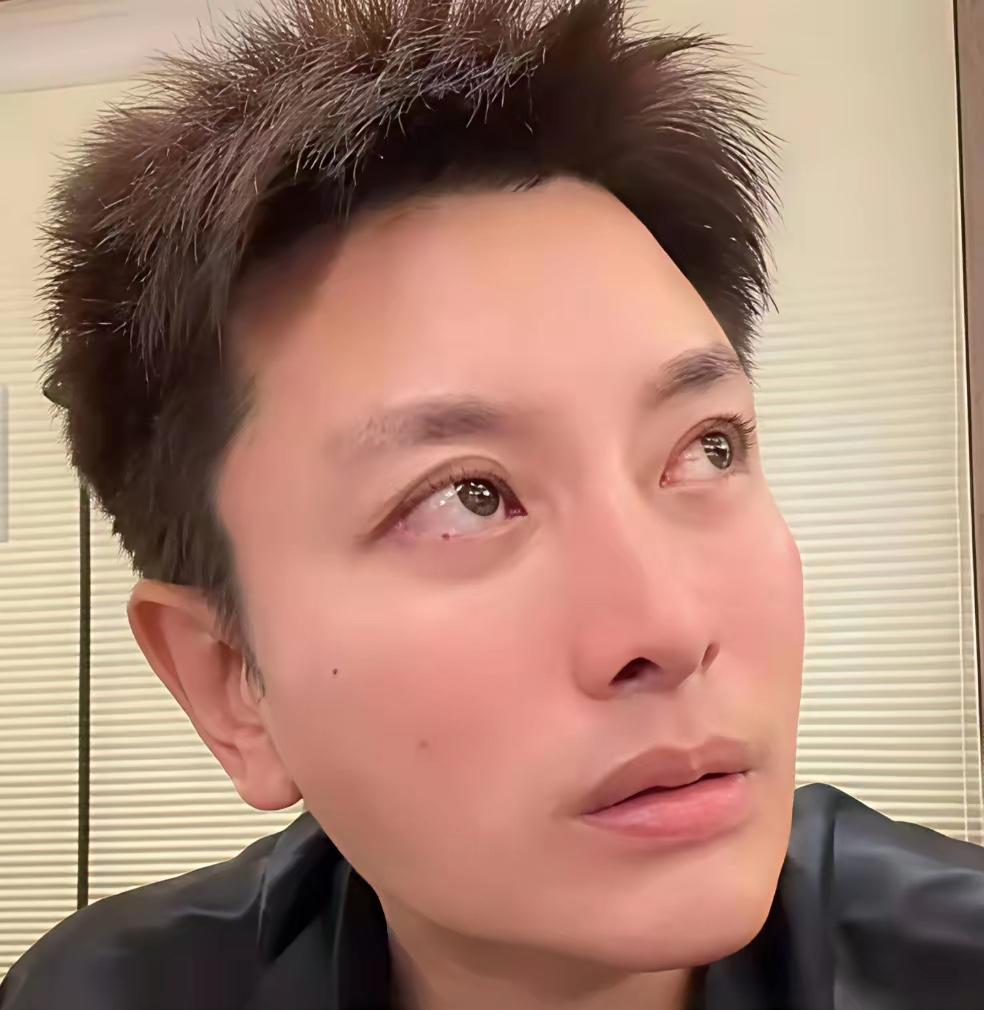 贾乃亮
算不算是东边不亮西边亮啊
自从和李小璐离婚以后
贾乃亮的影视资源就像“被