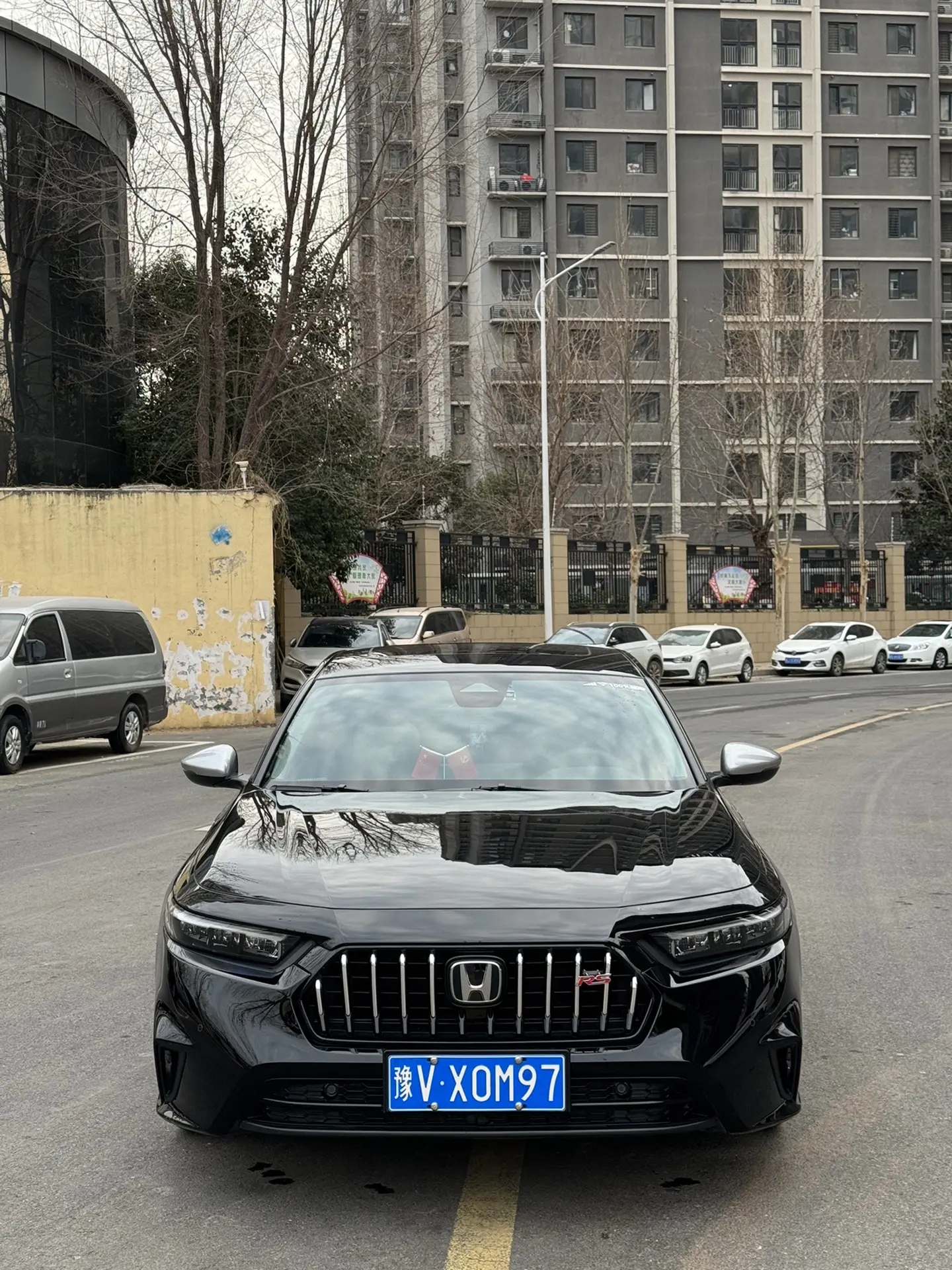 不得不说 这一代英仕派颜值这一块在同级别内没有对手 素车就非常帅了