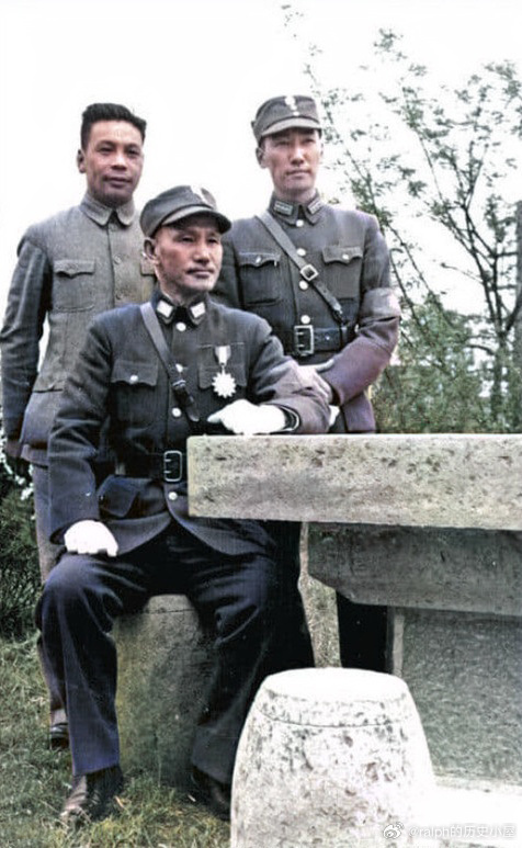 1943年4月4日蒋介石、蒋经国和蒋纬国参加三青团第一次代表大会合影历史影像