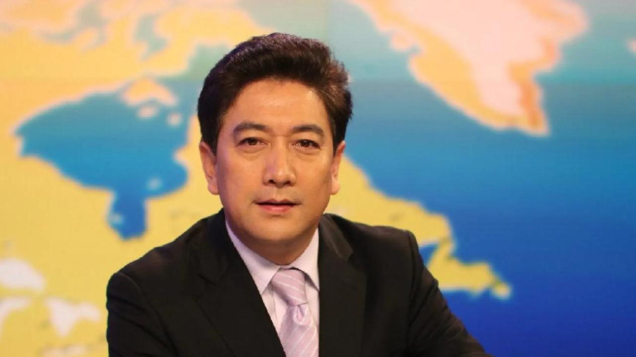 水均益曾经是中央电视台新闻节目主持人，新闻频道记者。

1991年的海湾战争和2