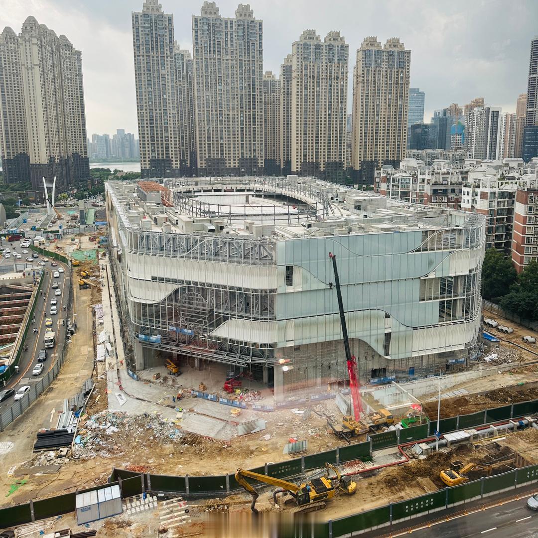 之前每天看修地铁，现在每天看盖商场[微风] 
反正每天就是叮叮当当[苦涩]