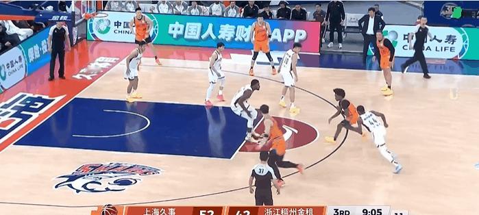 上海又出现名场面！王哲林一个人打四个人看，王哲林惨遭钉板大帽



王哲林持球突