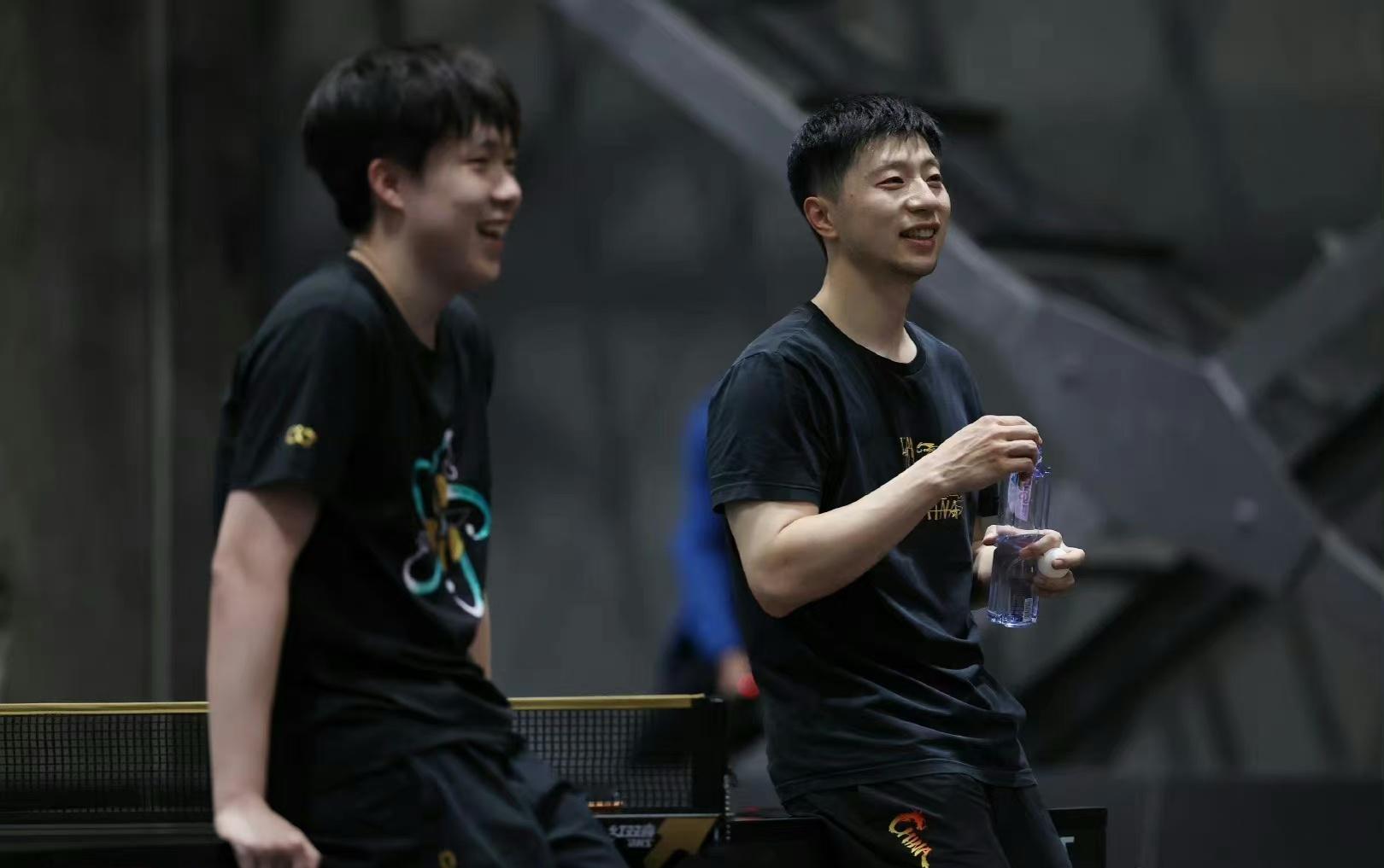 “来自世界第一小耶和六冠王龙队的合照”#王楚钦跟马龙交流露出笑容##王楚钦中国大