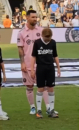 如果让你给梅西当球童，会不会像他一样？[笑哭]或者有独门绝技？反正有70%会像他