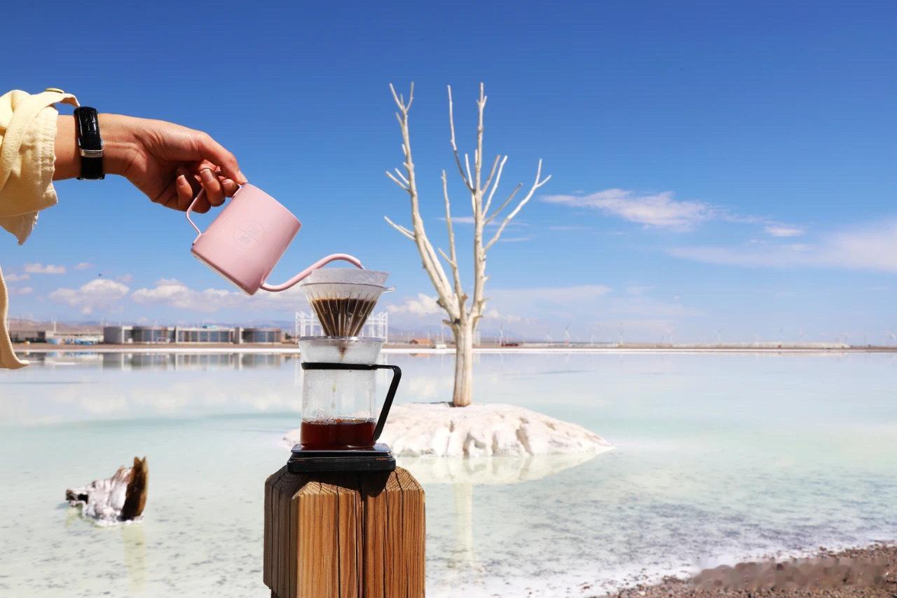 茶卡盐湖边冲咖啡，在最美的时光，遇见最美的风景 ​​​