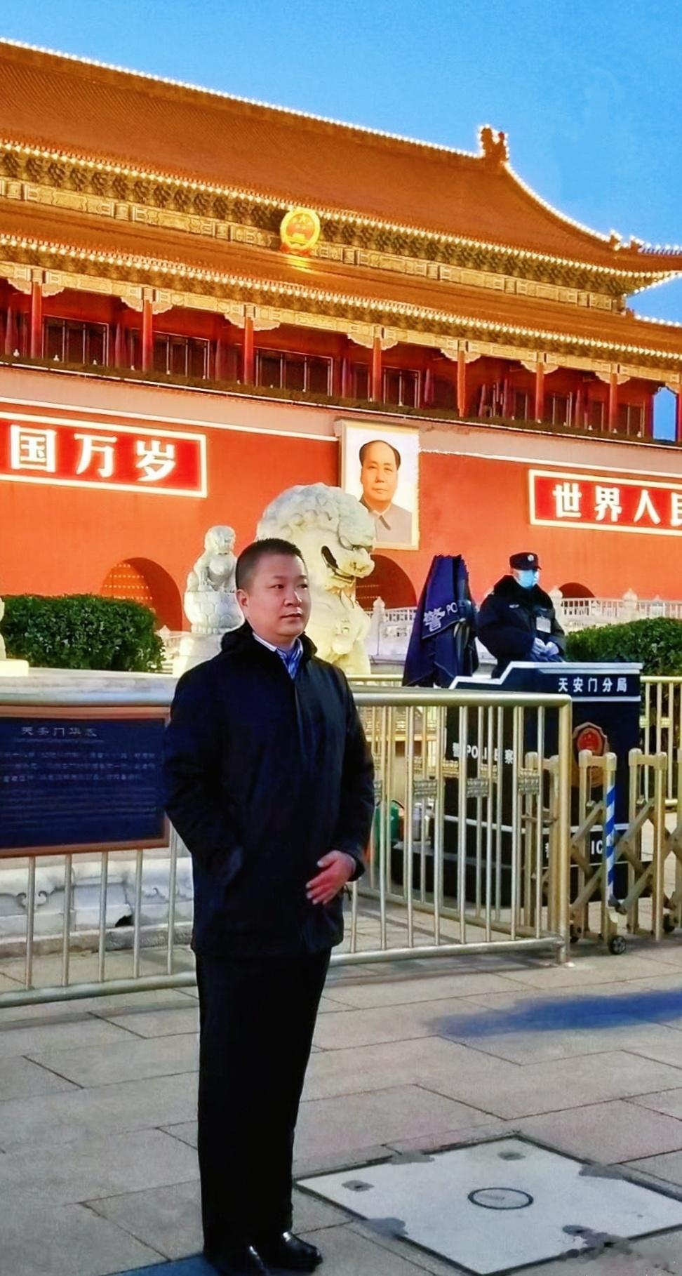 缅怀一代伟人毛泽东昨晚圣诞乱哄哄，今朝举国忆毛公！红衣怎比五星艳，圣树难遮太阳红