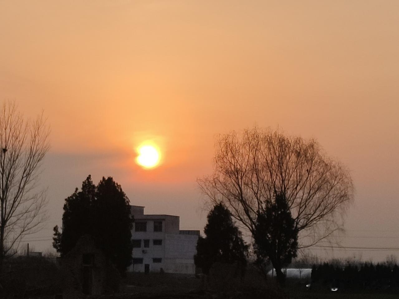 发张你手机里最美的夕阳照可以吗家乡的夕阳，令我思绪翩翩！