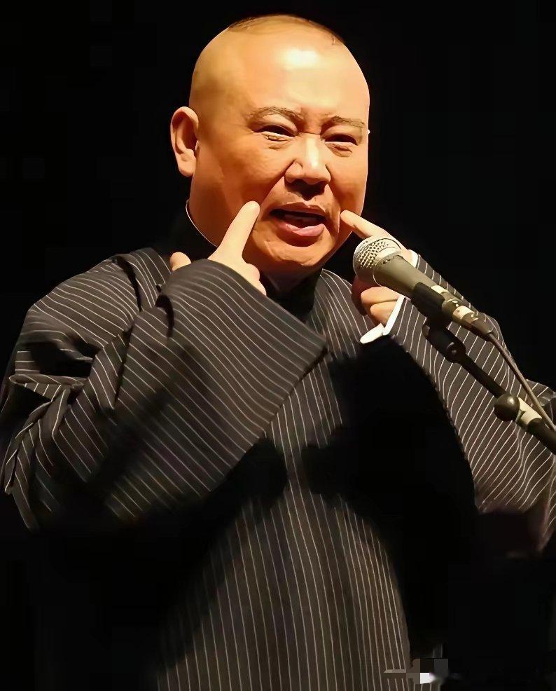 曹云金有福了，何沄伟有福了。最近有关部门出文件说了，以后禁止艺人写艺名，只能署真