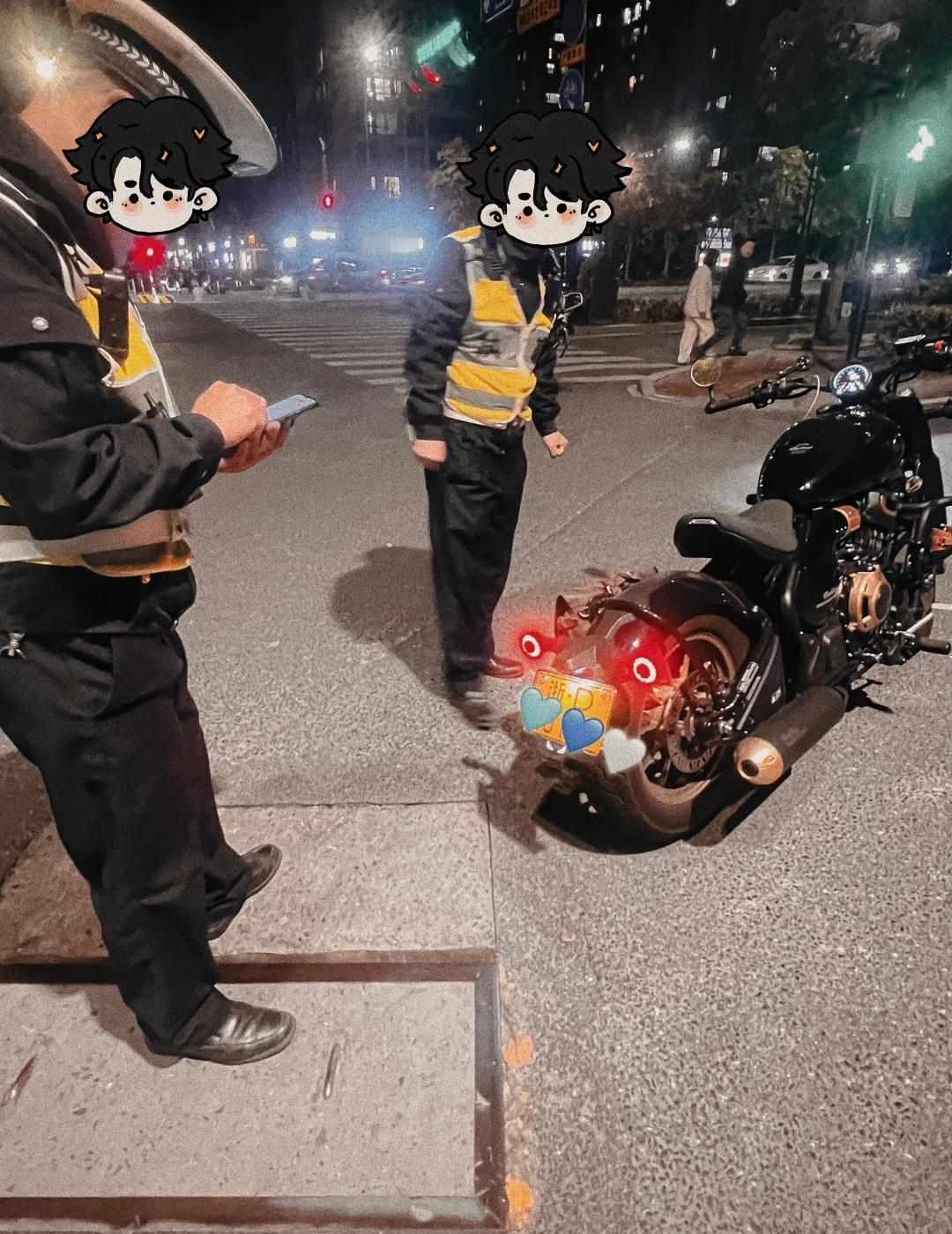 为什么抓我的小摩托
每日为工作奔波
还要抓我的小摩托
我说我的客户还在等我
可以