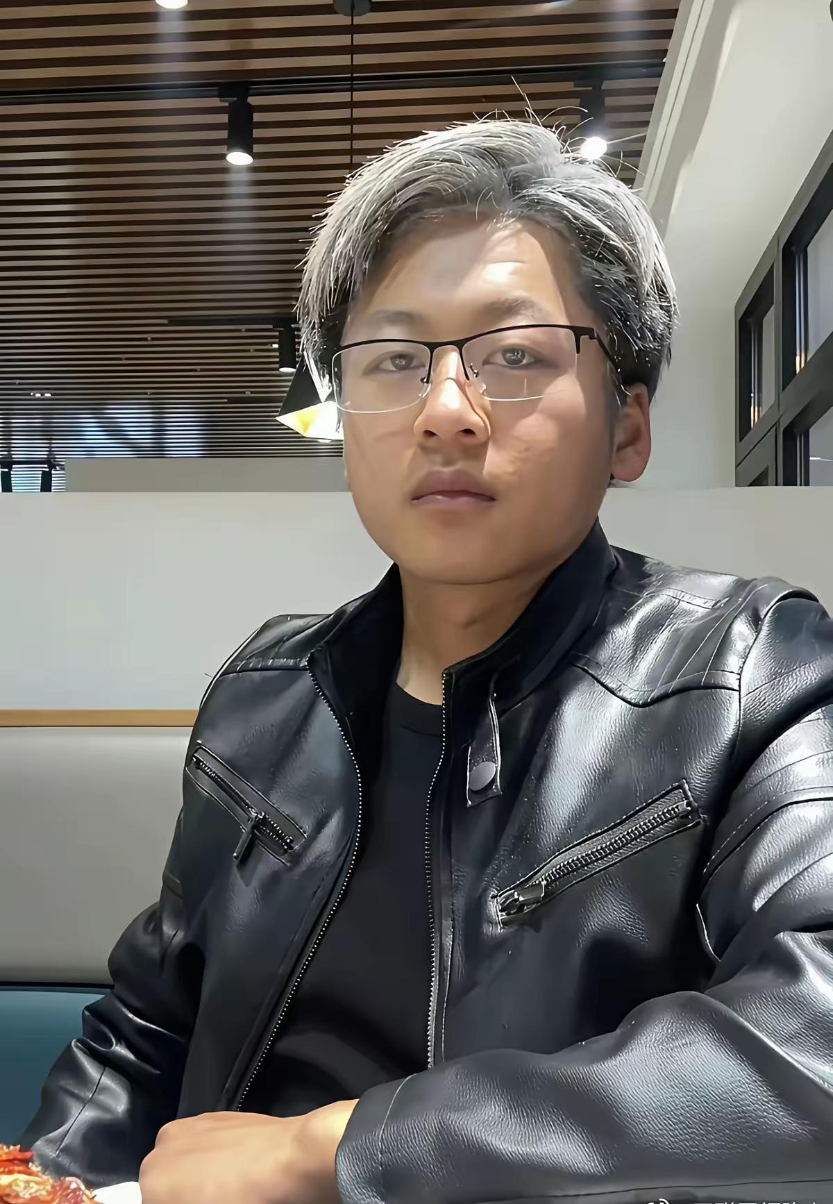 他是辽宁人，家徒四壁。网友建议他做一个模仿秀:模仿英伟达CEO黄仁勋。小伙穿上皮
