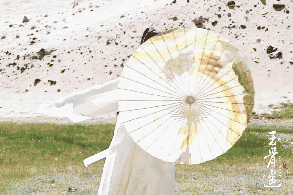 肖战的新剧《玉骨遥》开播啦！然而，有一件事情让大家印象深刻——肖战饰演的角色影用