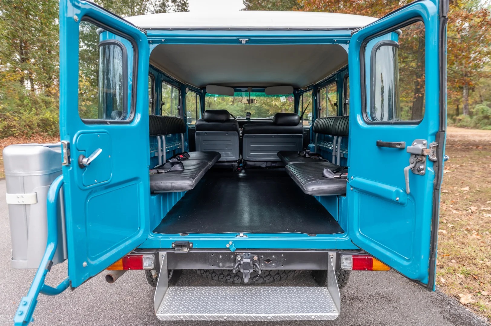 好车分享 TOYOTA FJ40，之前看的都是短轴，第一次看长轴的，比例协调不少