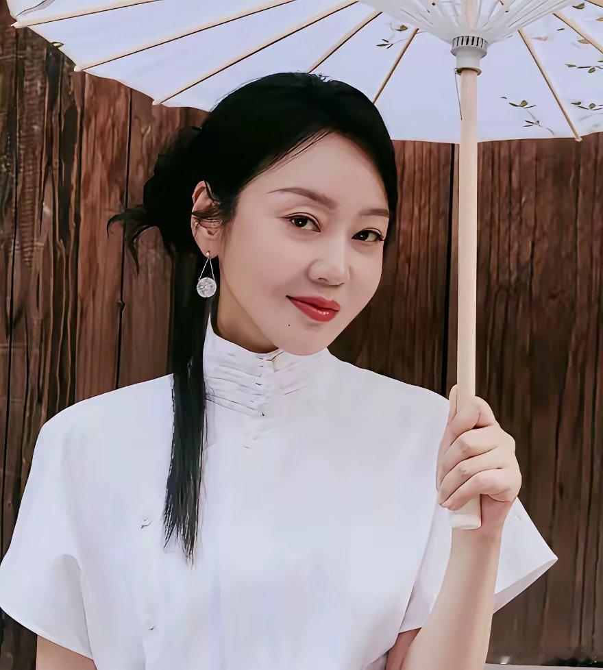不仅闫妮没有想到，就连央视也没想到，她这次在中秋晚会上的登台表演，这次没有微醺了