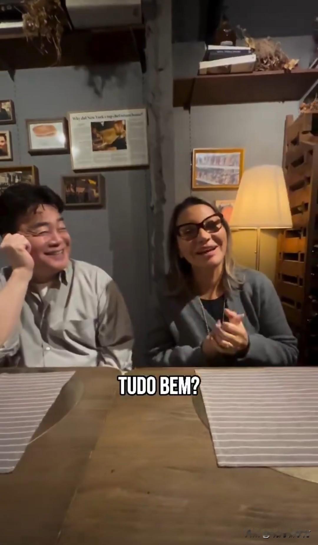 和丈夫一起访问韩国的巴西总统卢拉夫人达席瓦尔非常活跃，除了身穿韩服赴李在明举行国