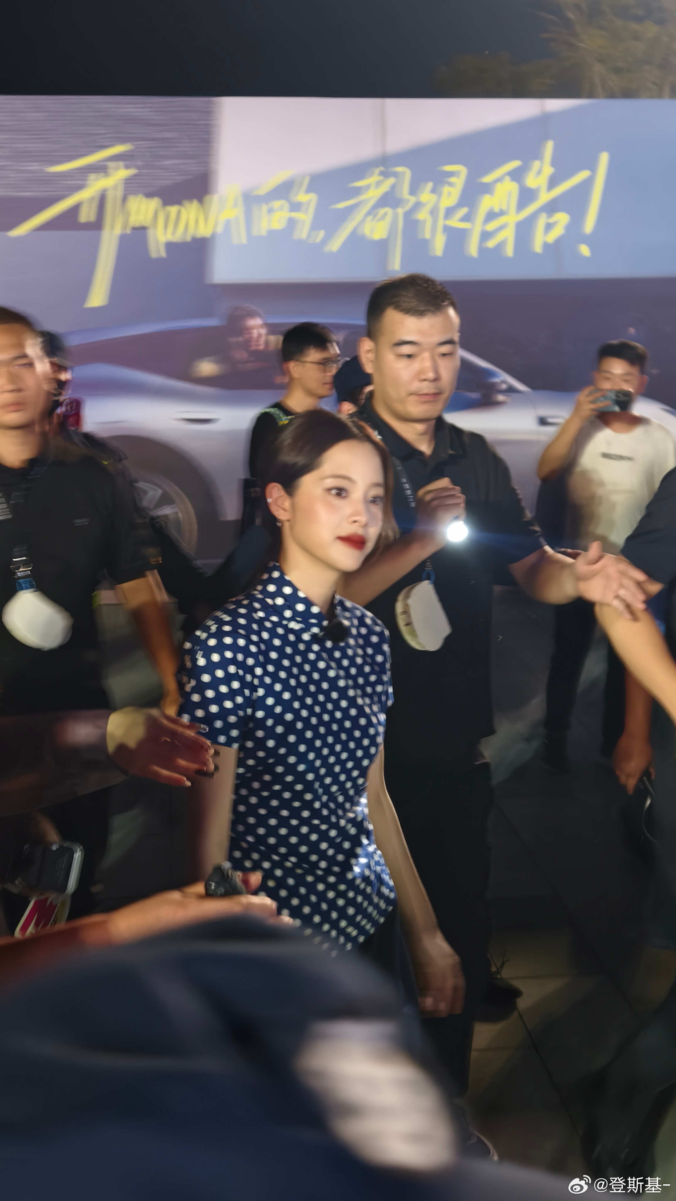 偶遇欧阳娜娜 她真的很松弛，粉丝也很疯狂，手抖抓拍了两张，后面就淹没人群里了  