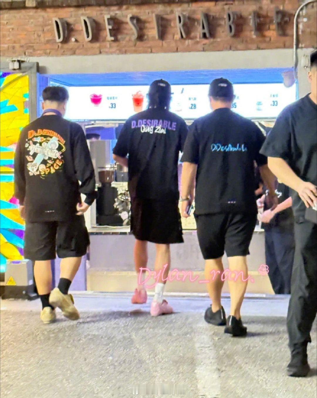 哇哦，王鹤棣今晚在广州东山口晃悠巡店被好多网友偶遇了，真的是免费跟大明星近距离接