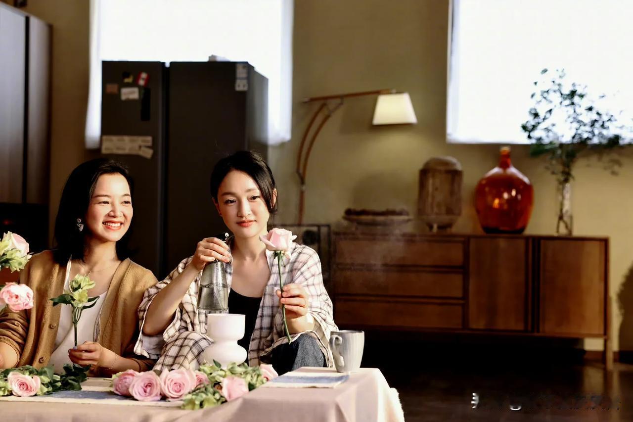 真的很喜欢看一些女生的同框，她俩看起来都好小奥，完全是不符合年龄的少女感嘛，舒适