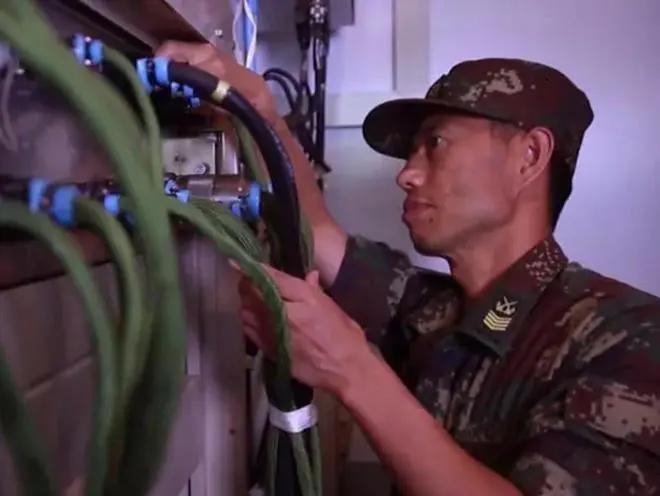 王忠心青年参军被分配到炮兵部队。他努力学习，培养了一身过硬的技术本领，成为兵王。