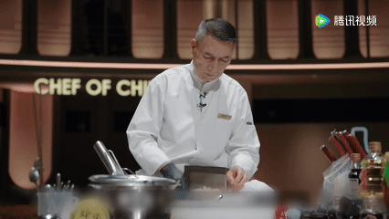 一饭封神2终极决战燃起来了 70岁川菜泰斗邓华东征战终极赛场，顶住高压潜心创作，