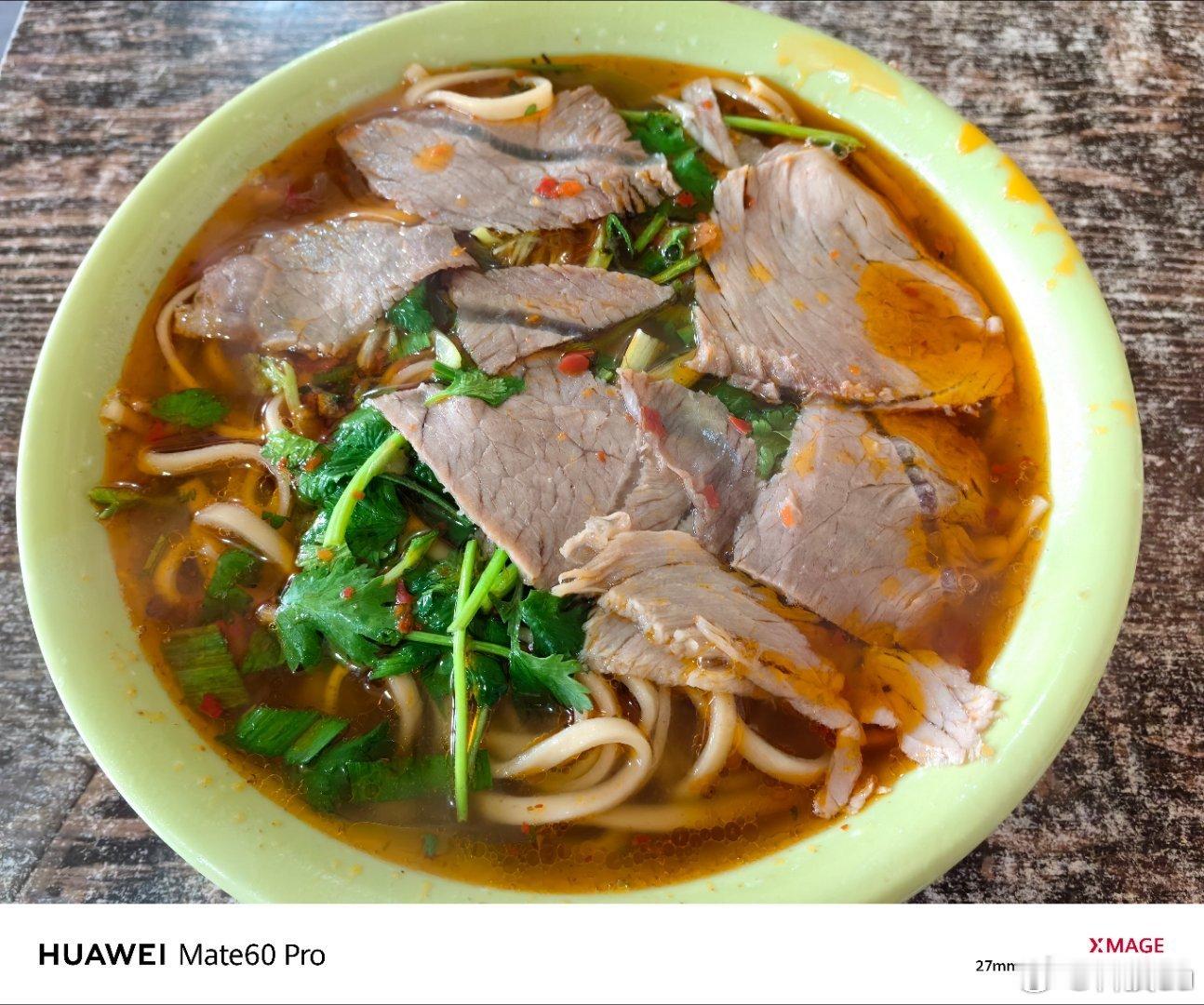 回老家置办点年货，来路边吃碗牛肉面＋烧饼，这分量比城市里面的实惠多了，而且味道还