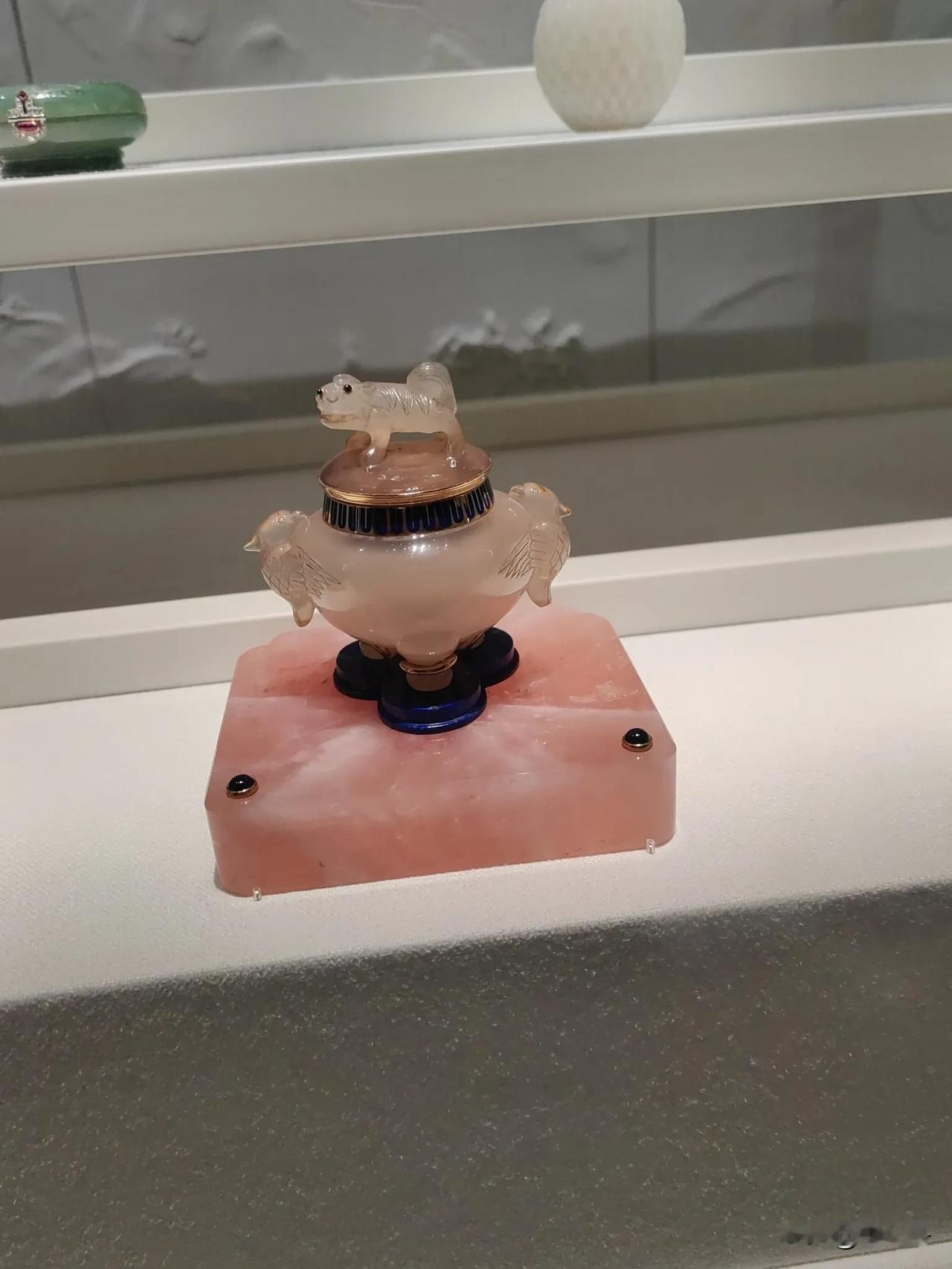 可可爱爱的粉色墨水瓶，瓶盖上立体雕刻一只可爱的小狗，卡地亚巴黎1927年制作，材