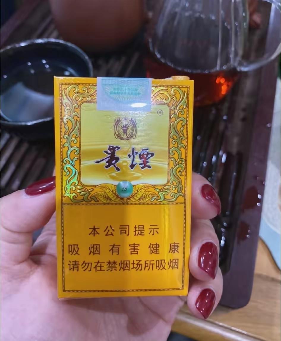 小区楼下麻将馆最近常来一位少妇，老公去西安打工只剩她一人在家。

她每次打完麻将
