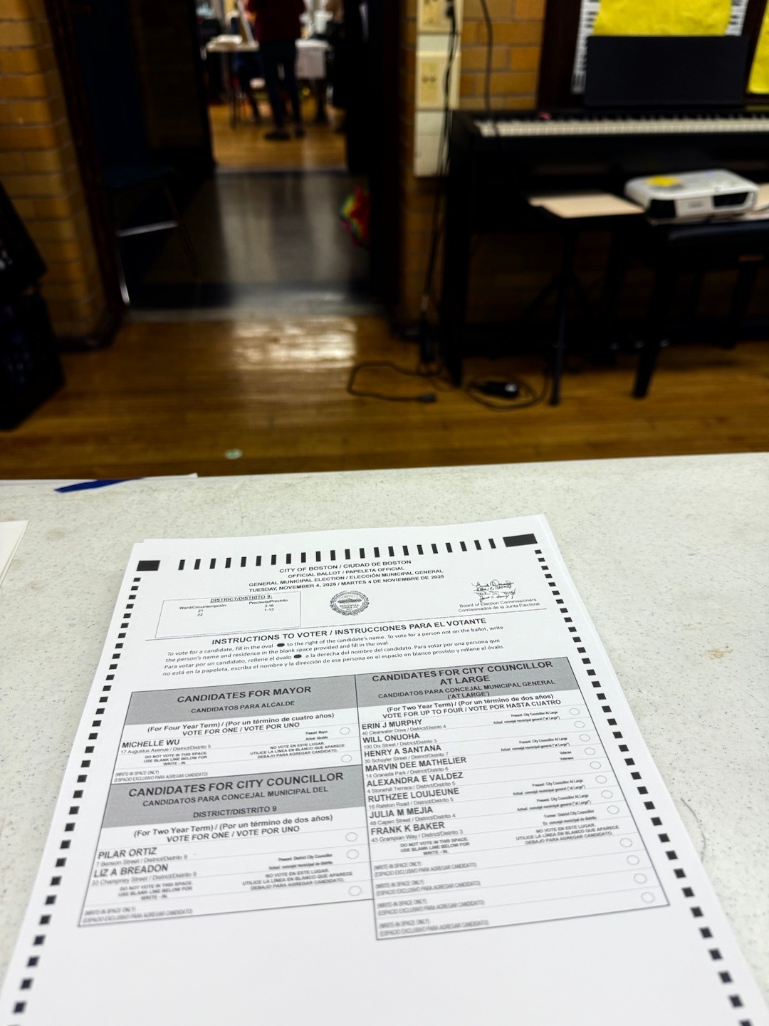 已经工作了12小时，离八点关门还有两小时。到此刻为止，只有12.5%的登记选民投