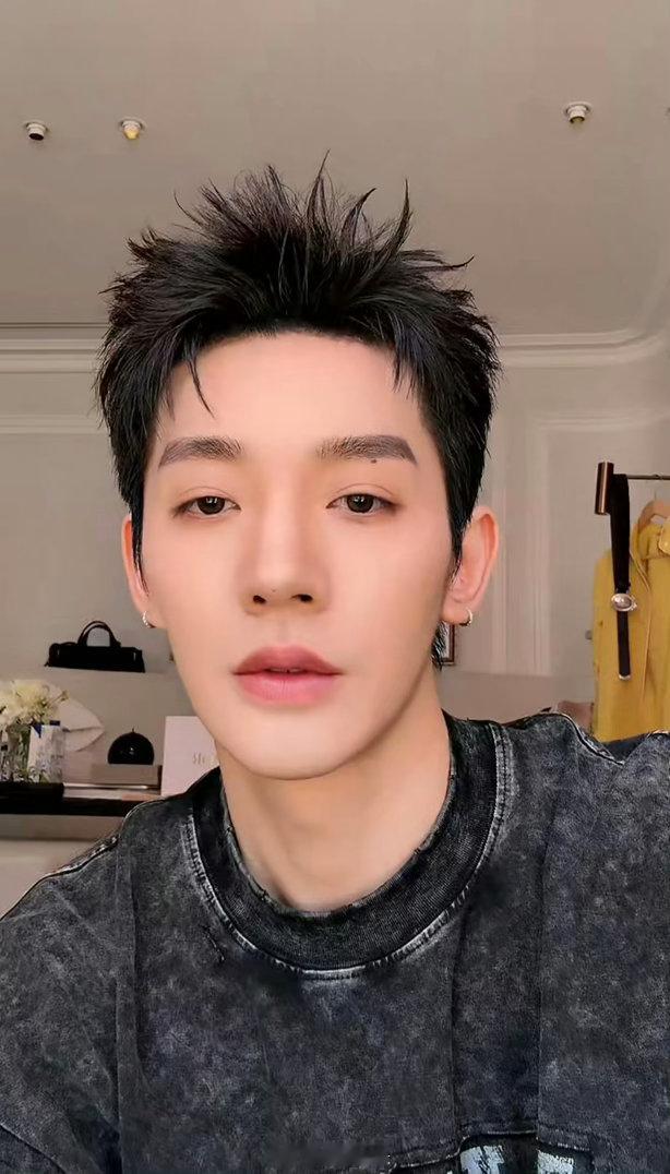 邓为回应被陈哲远认错 认错人这件事在帅哥之间居然这么轻松就带过去了，邓为回应得大