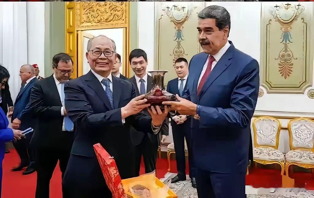 马杜罗夫妇被美国大兵抓走了，个人感觉这对大漂亮来说，也许是个烫手的山芋，表面上看