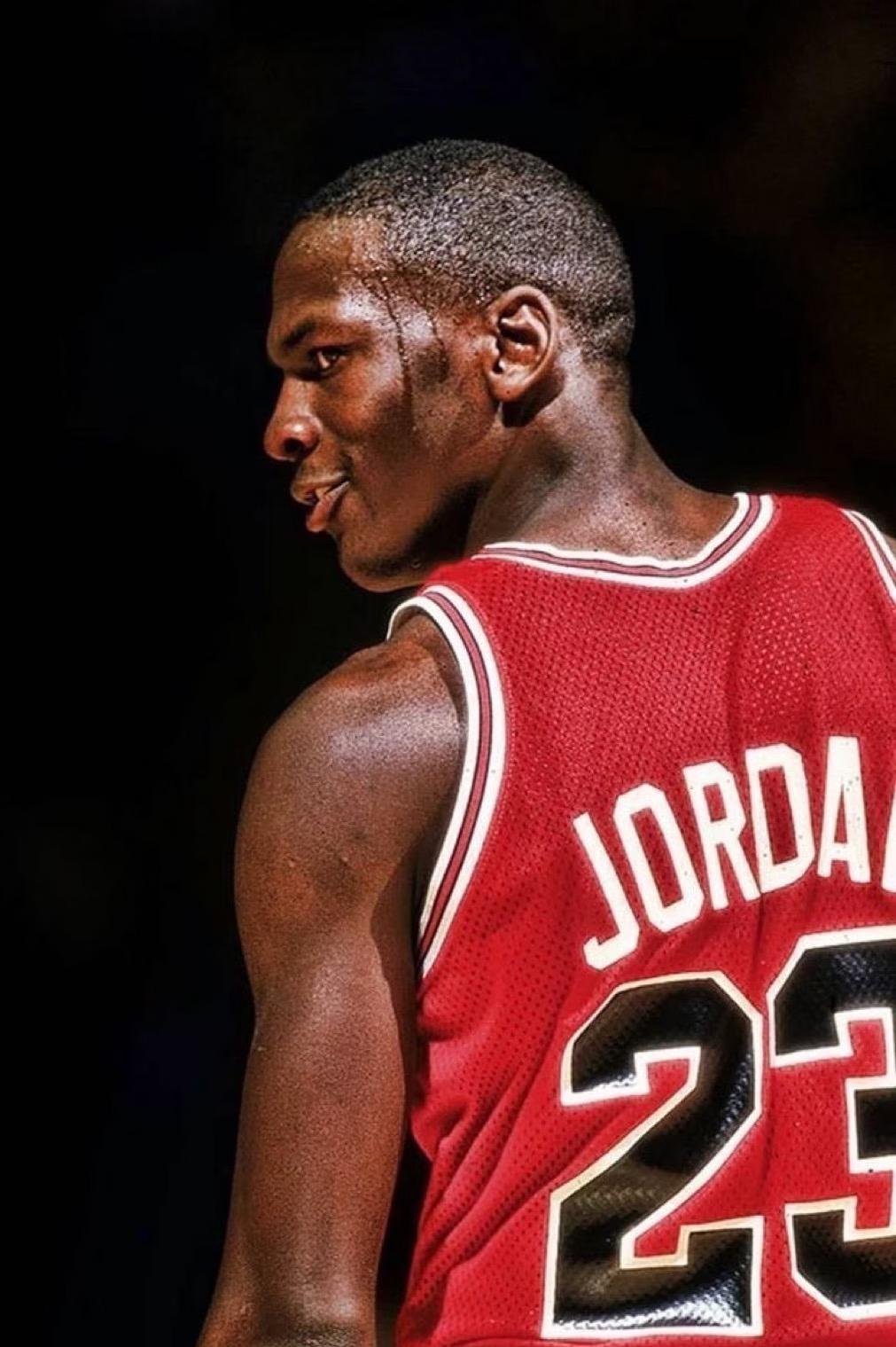 迈克尔·乔丹在1987年单赛季拿下3000分；近40年后，再也没有球员能够在一个