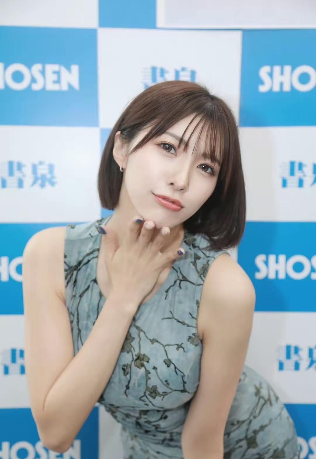 元气少女俏皮自拍，蓝白背景清新自然！精致短发配甜美自拍图 连衣裙👗更凸显了好身