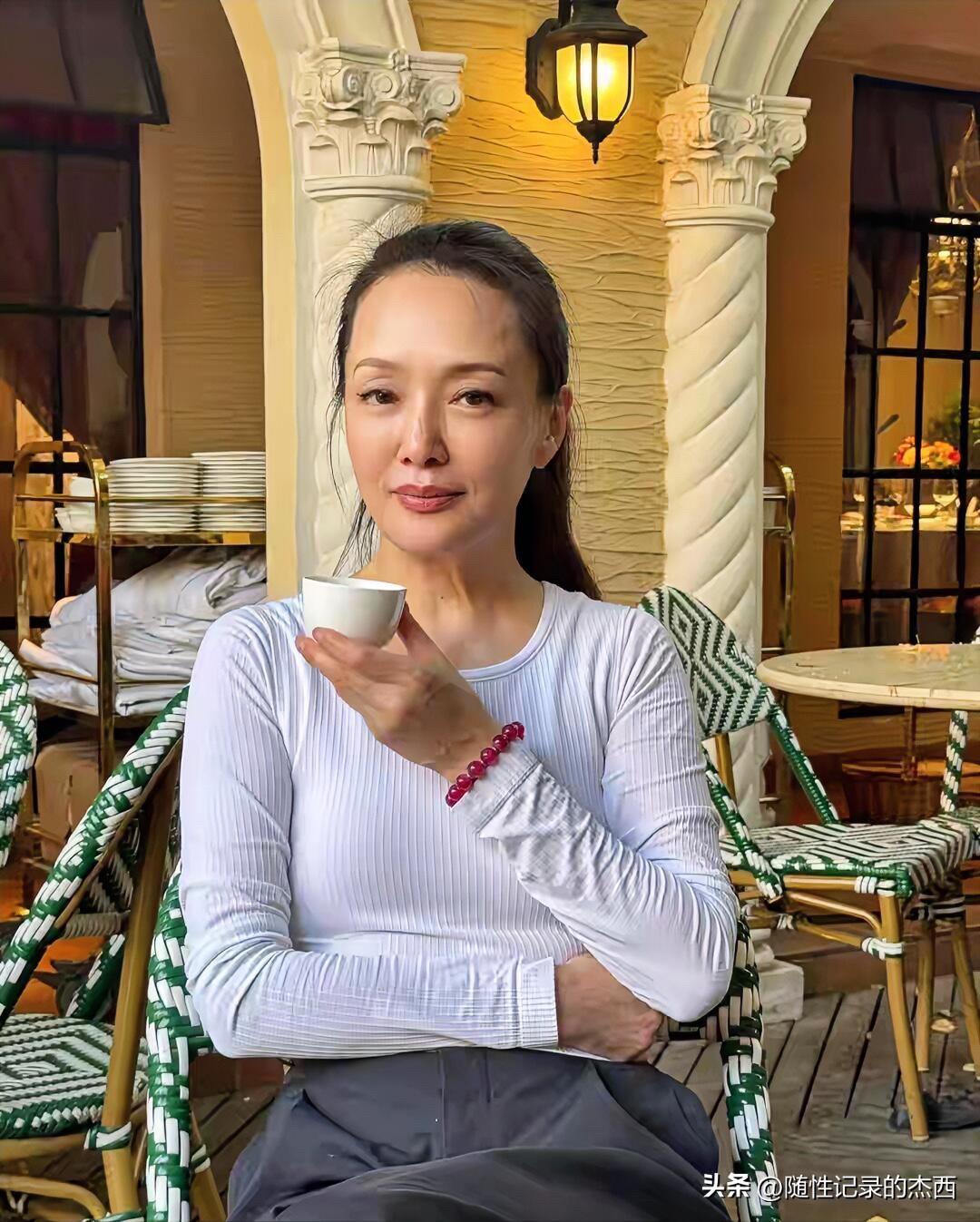 她年轻的时候是90年代最美的女演员，曾经出演过电视剧《围城》和电影《喜莲》，有看