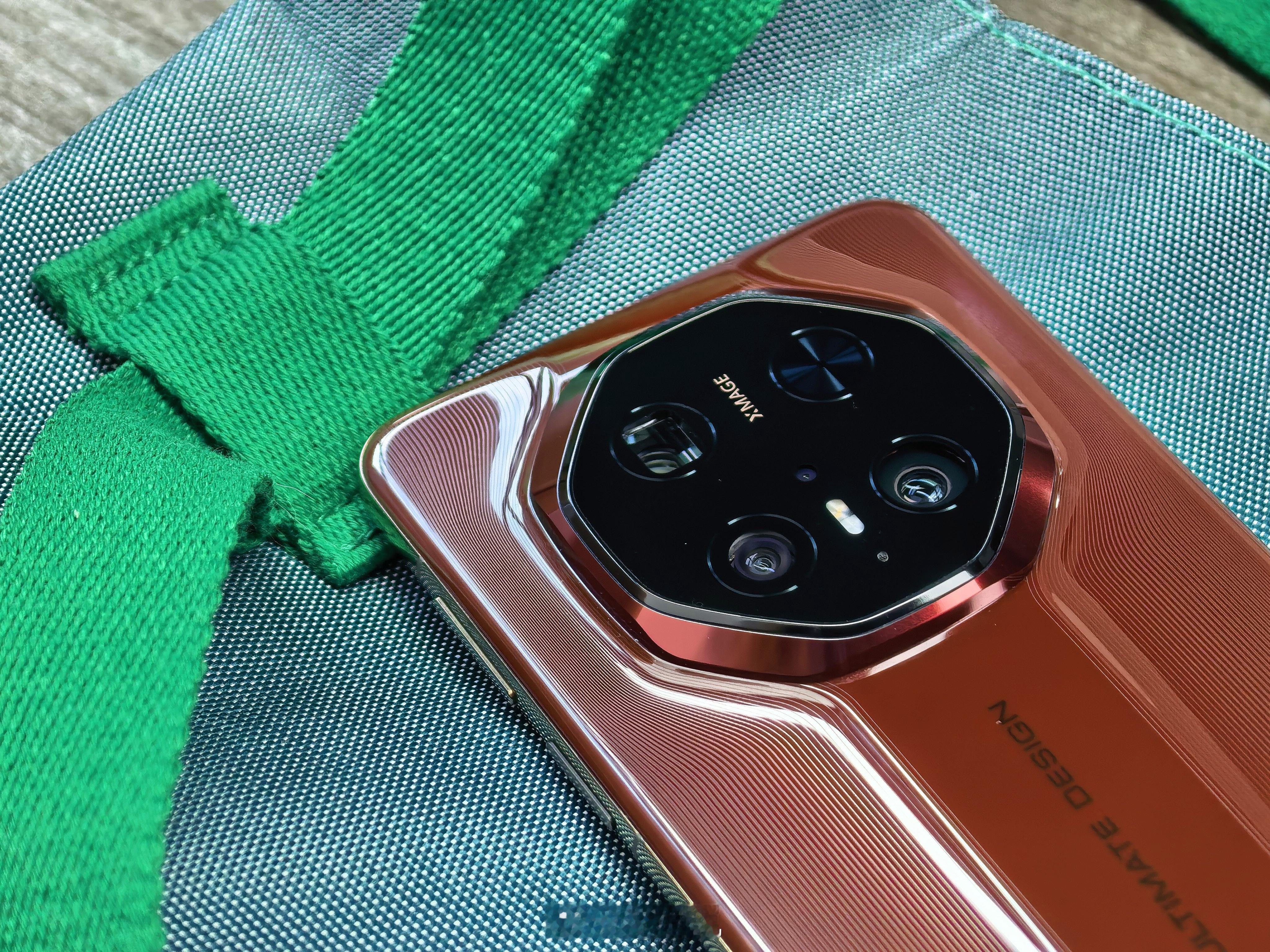 可能是最后一代陶瓷后盖+钛金属圆弧中框的Mate了 