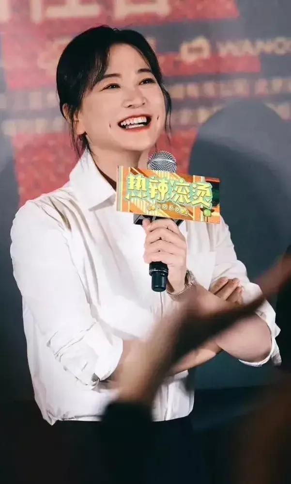 大家有没有这样的疑问

贾玲成功的将硕大的身躯减肥成功，已化身为苗条少女，至少脸