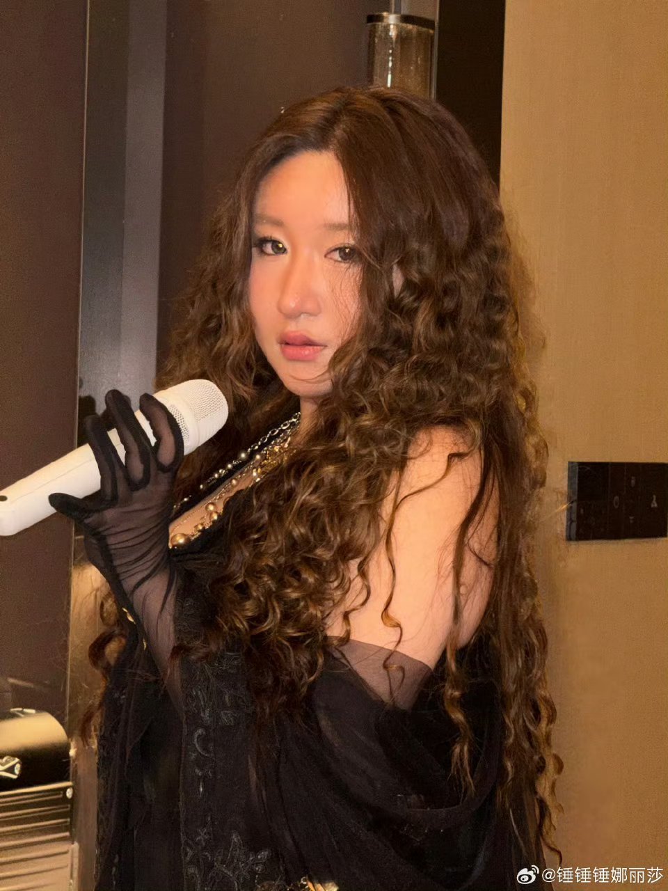 锤娜丽莎烫了泡面头美！！还是很美的 ​​​