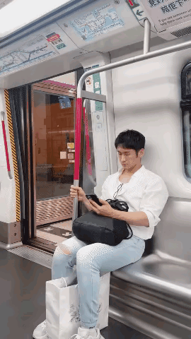 如果我是这位男子的话，我就不松手，一松手肯定要挨巴掌啊[捂脸][捂脸][捂脸]