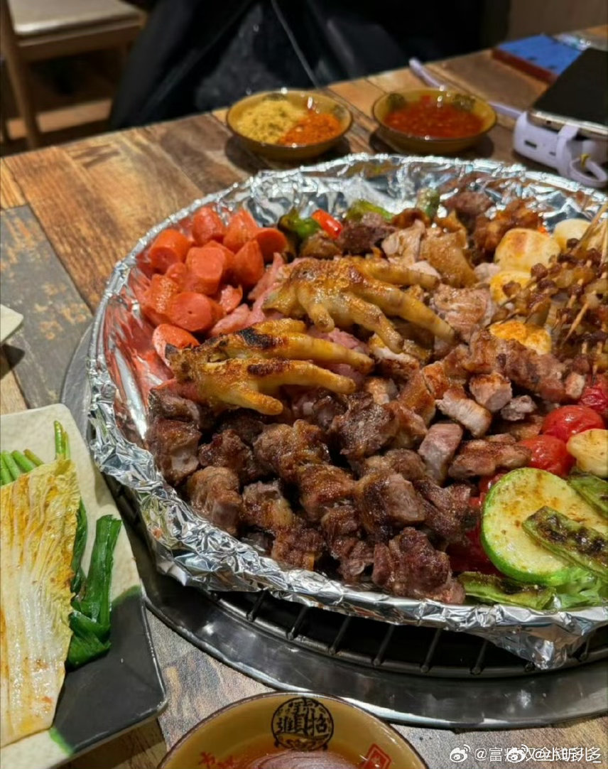 这辈子就对得起这张嘴了回头一看，人生也就这点追求了。对得起自己的胃，不亏这张嘴，