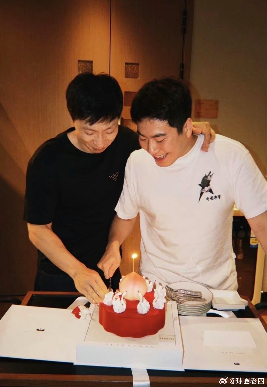 马龙梁靖崑蛋糕八仙祝寿刚好8个人奇妙巧合✨八仙祝寿蛋糕，到场正好8个人！马龙、梁
