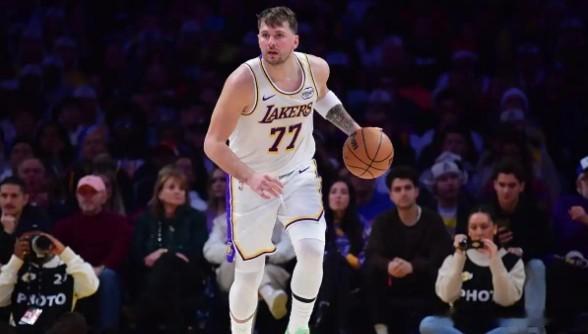 东契奇太废了，首节就4个失误，全场看下来除了造犯规碰哨以外一无是处，防守更是被对